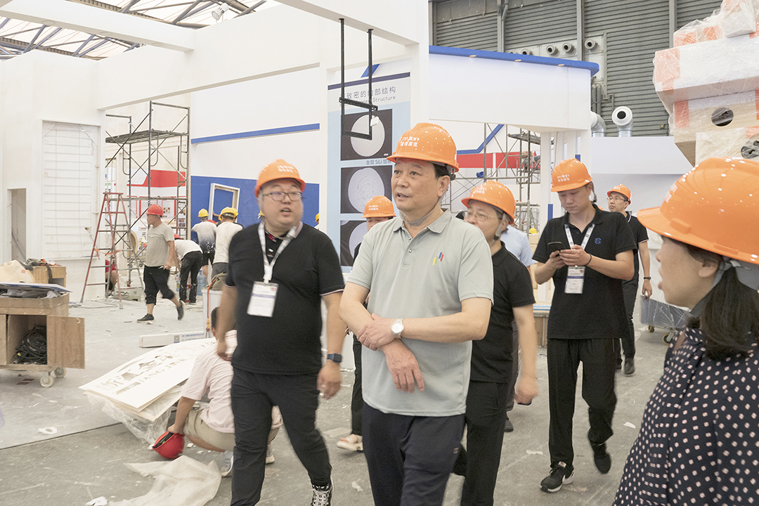劉普軍會長親臨現場指導展前準備工作