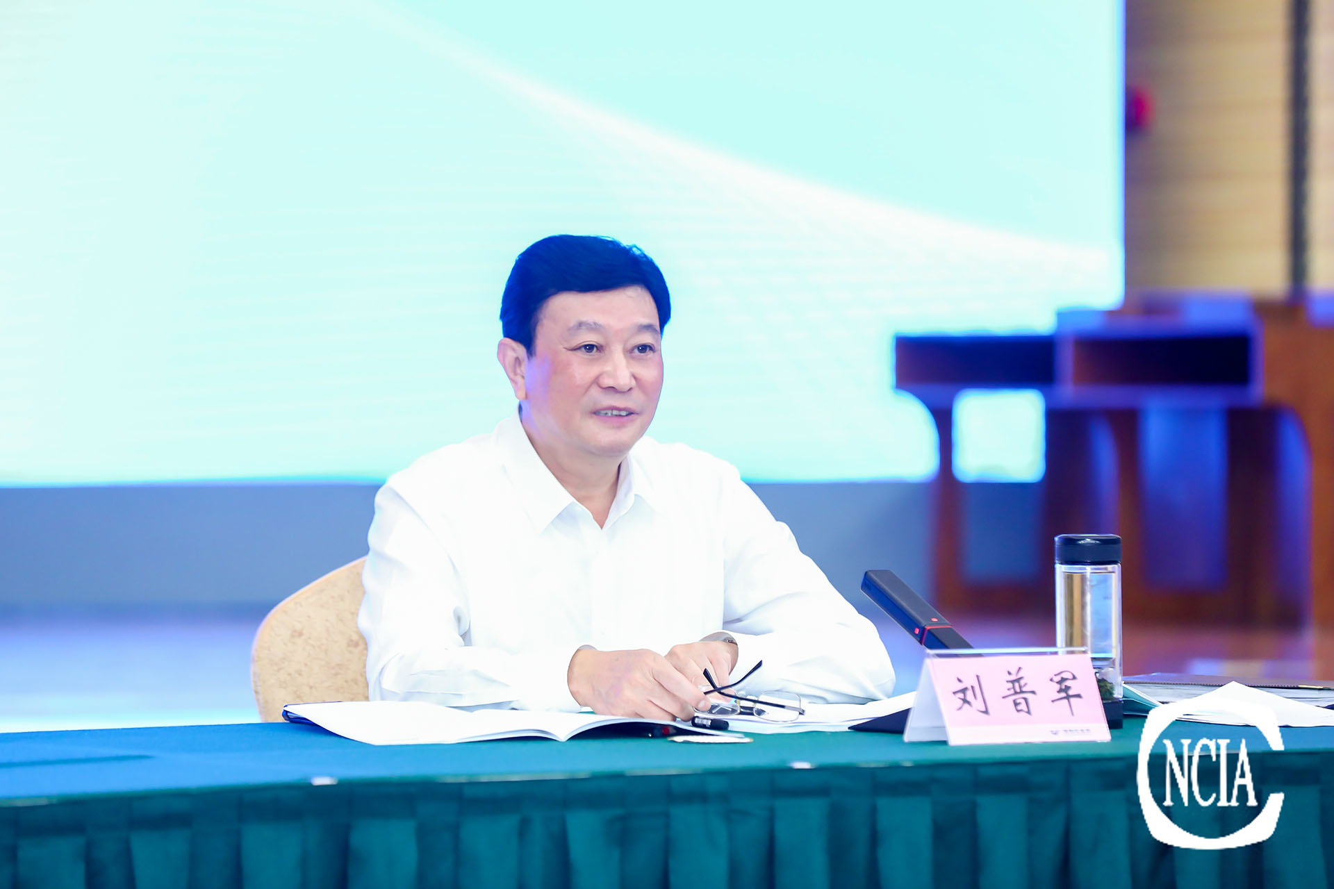 中國涂料工業(yè)協(xié)會(huì)會(huì)長劉普軍主持會(huì)議