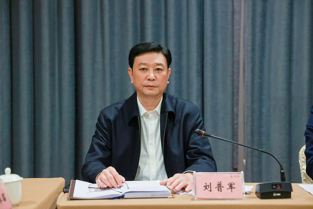 中國(guó)涂料工業(yè)協(xié)會(huì)會(huì)長(zhǎng)劉普軍主持會(huì)議并致辭