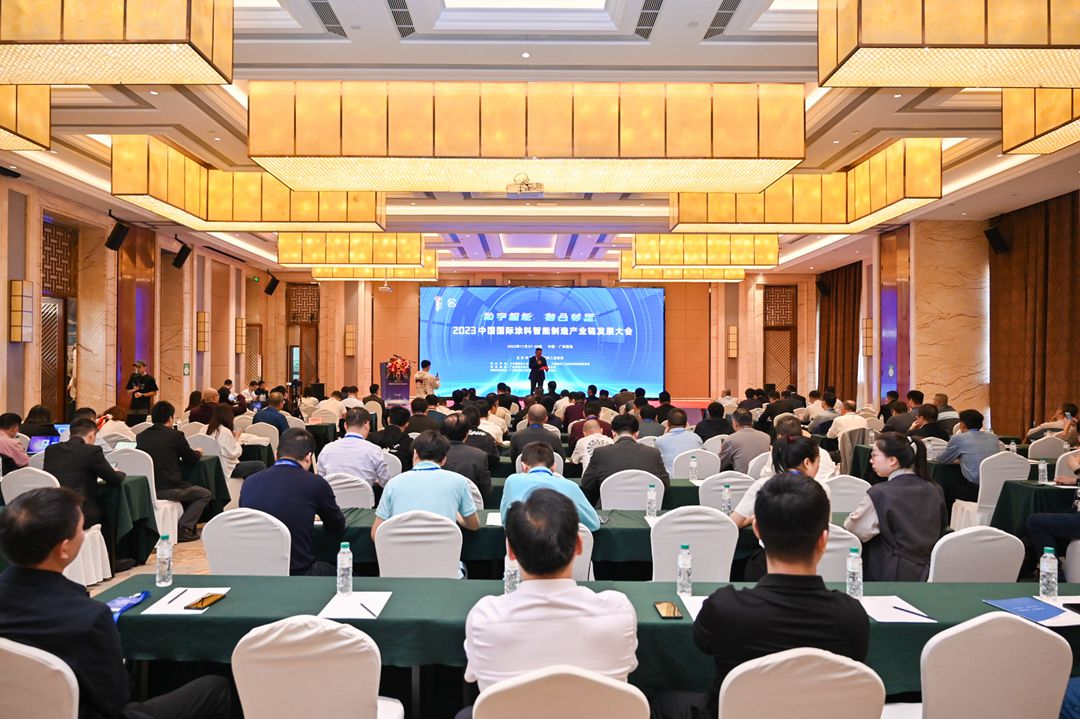 中國涂料工業(yè)協(xié)會副秘書長趙中國主持大會