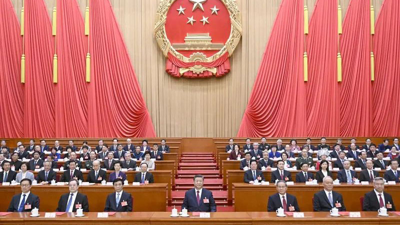兩會 | 十四屆全國人大三次會議在京閉幕 習近平等在主席臺就坐　